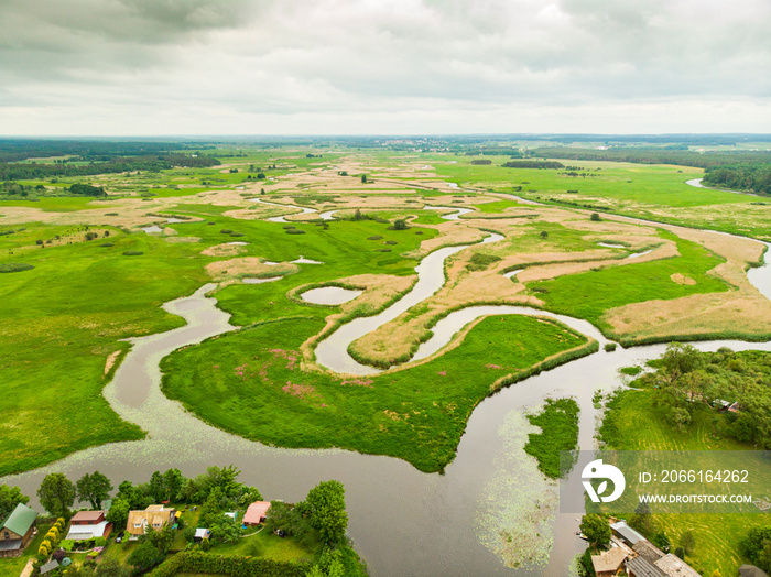 Biebrza Podlasie Biebrzański Park Narodowy Rzeka trzcina wieś bagno pole łąka widok z drona