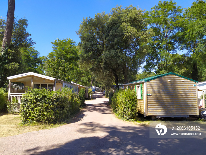 allée de Mobil-Homes dans un camping