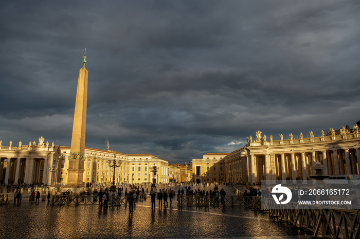 Tuż przed burzą plac świętego Piotra w Rzymie