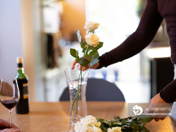 Man�arranging flowers in vase