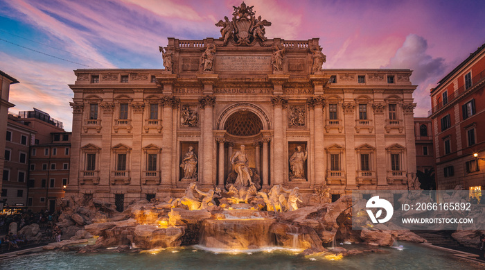 意大利罗马彩色日落期间，历史上著名的特雷维喷泉的风景照片