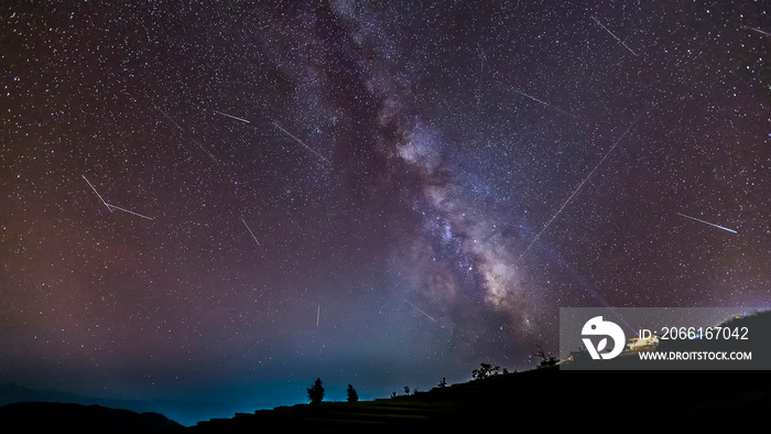 流星雨期间，长时间暴露在带小屋的山上的银河系夜景。