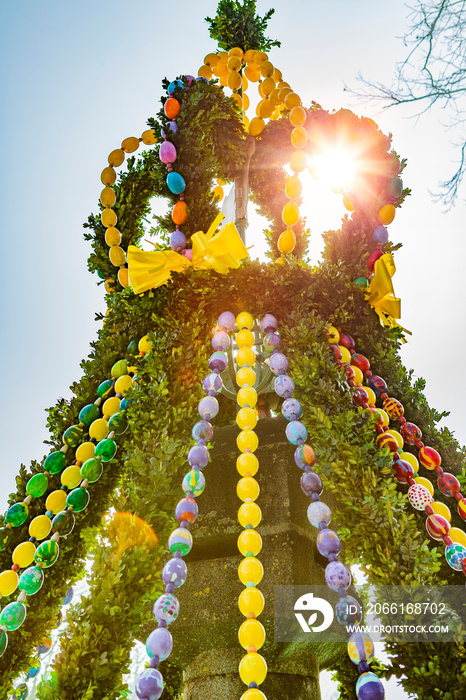 Geschmückter Osterbrunnen mit bunten Eiern