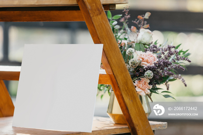 客人的波西米亚婚礼区，空白卡片模型，用于问候，带鲜花的邀请模板
