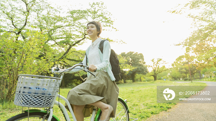 自転車に乗る女性