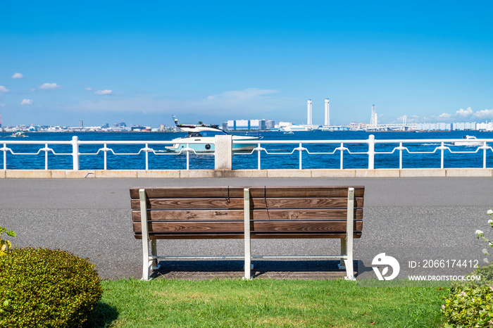 山下公園のベンチと横浜港の風景