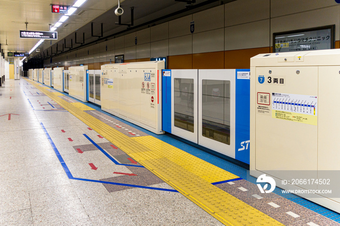 地下鉄駅のホームドア / 札幌市 地下鉄東豊線