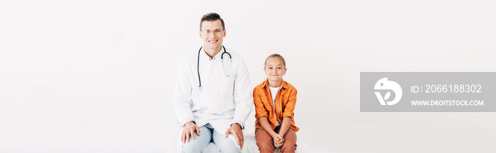 微笑的儿科医生和被隔离在白色皮肤上的孩子的全景照片