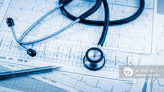 心电图听诊器用于心脏护理的概念