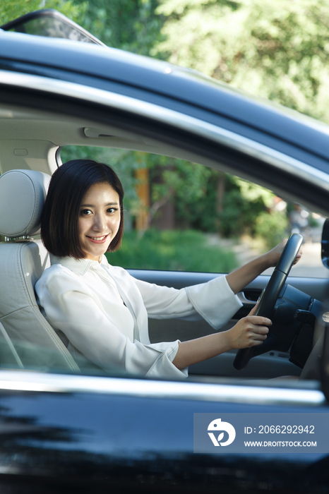 青年女人开车