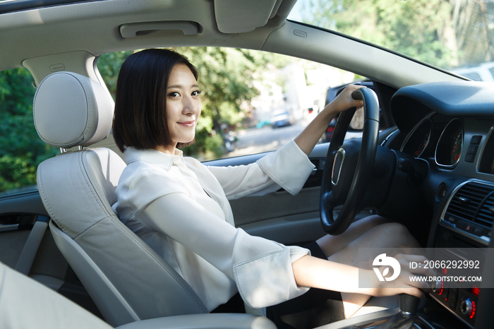 青年女人开车