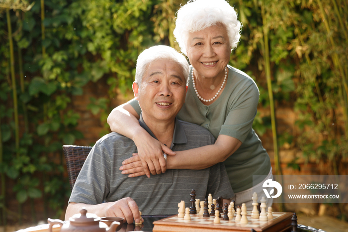 幸福的老年夫妇在院子里