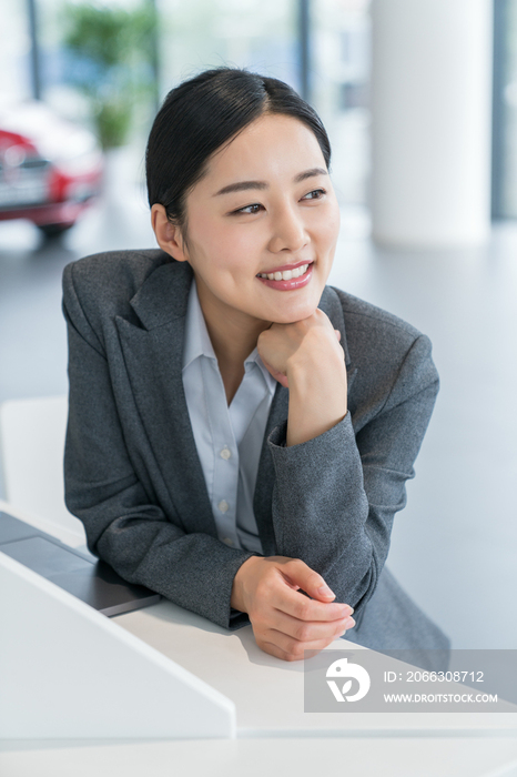 青年商务女子在4s店工作