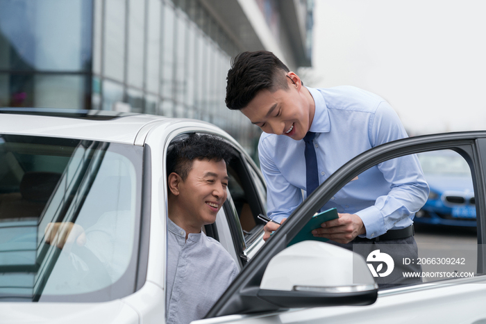 老年男子试驾汽车