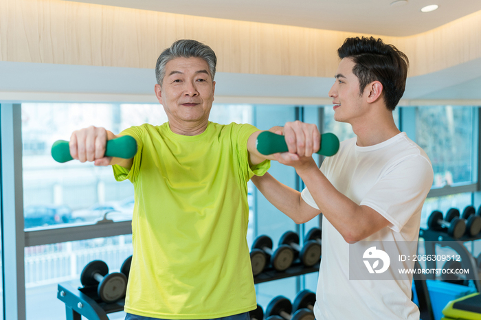 老年男子在私教的指导下健身