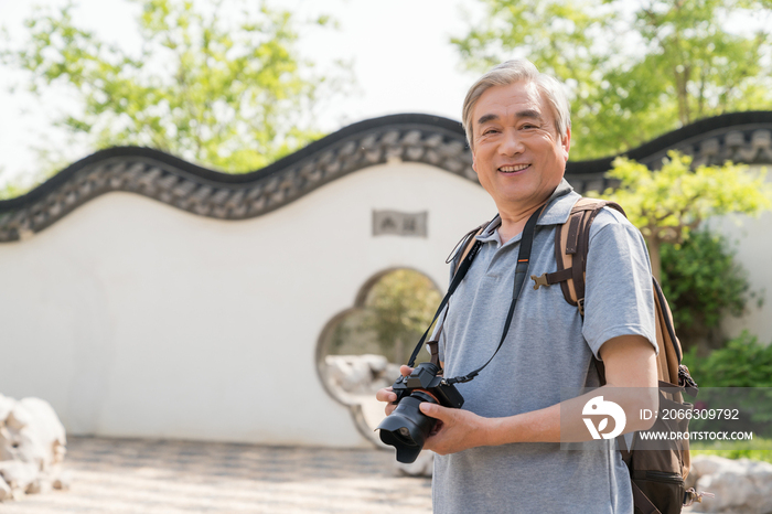 老年男子旅游拍照