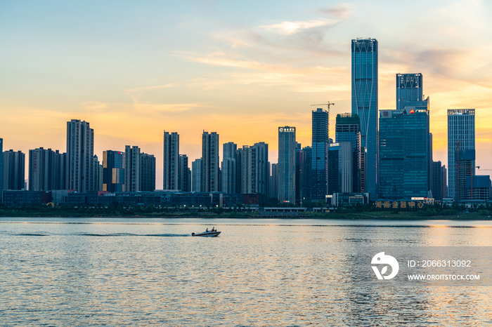 长沙湘江沿岸湖南金融中心建筑群夕阳风景