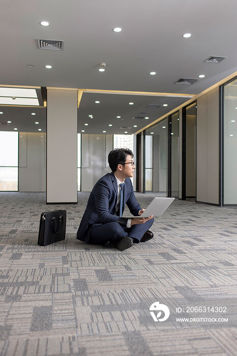 商务男士在空旷的办公室里办公