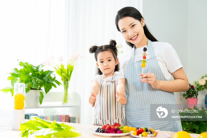 妈妈和女儿一起做水果沙拉