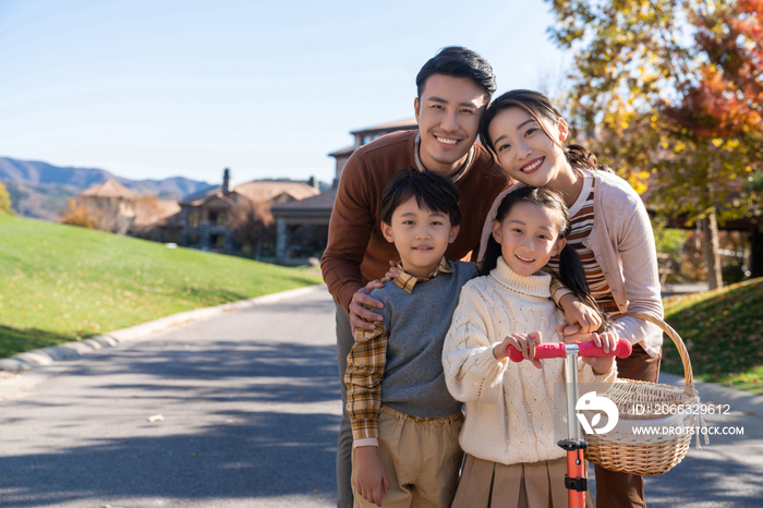 年轻夫妻带着孩子们在玩滑板车