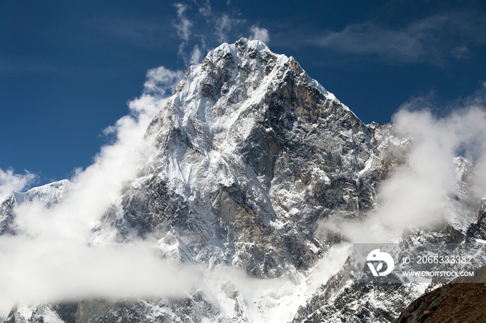 Mount Arakam Tse and clouds near Cho La Pass