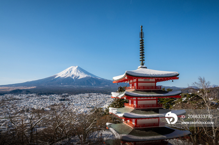 山梨県富士吉田市　新倉山浅間公園の五重塔と冠雪した富士山