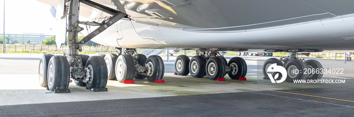 Train d’atterrissage d’un avion sur le tarmac.