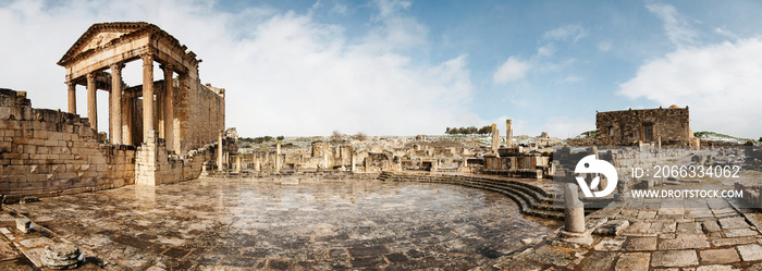 Panteón. Ruinas de la ciudad romana de Dougga (Túnez), nevada