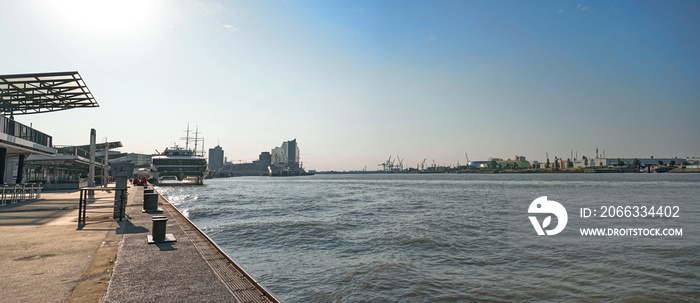 Hamburg Landungsbrücken am Morgen mit Blick auf die Elbe am Hafen - Katamaran von Hamburg nach Helgoland Panorama