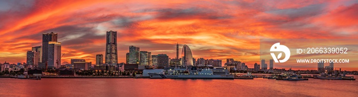 神奈川県・横浜みなとみらい21地区の夕景【Panoramic view of Yokohama Minatomirai21 in the evening】