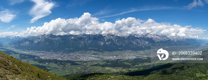 Panorama der Stadt Innsbruck (Tirol) vom Patscherkofel