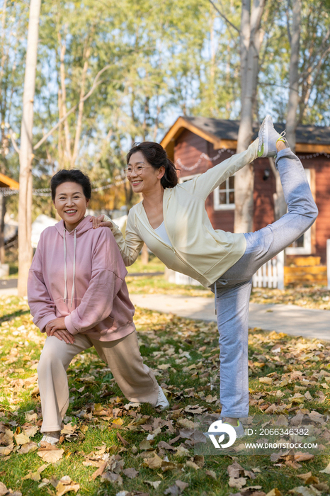 两个老年闺蜜运动健身