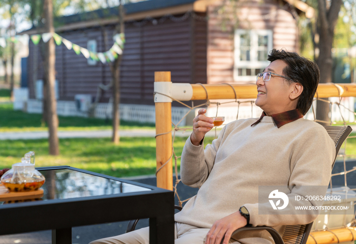 一个中老年男人喝茶