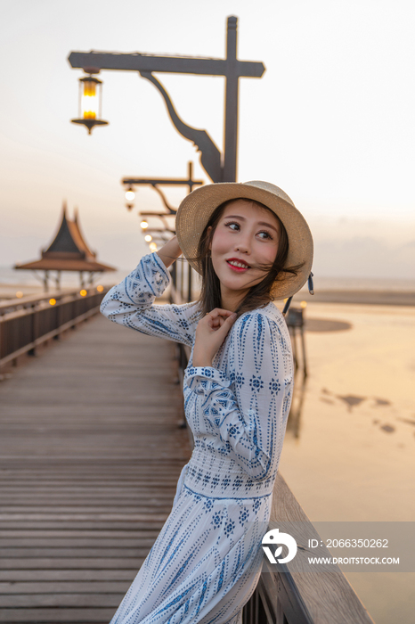 海边快乐的年轻女性