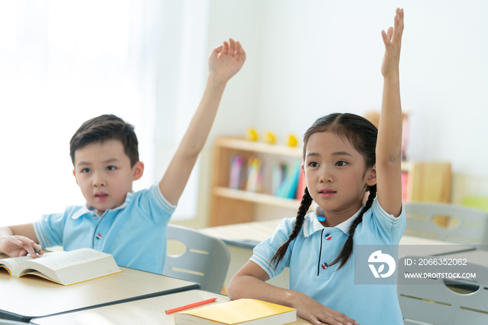 小学生在课堂举手