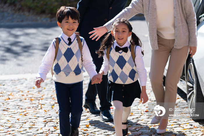 年轻夫妻接孩子放学