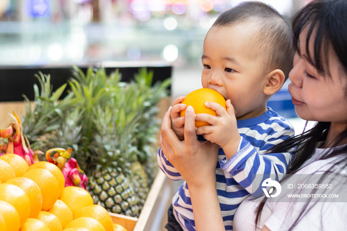 母子二人挑选水果