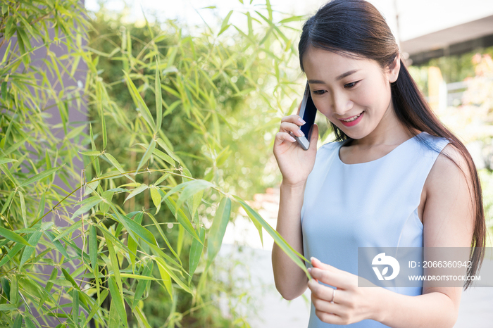 年轻女子使用手机