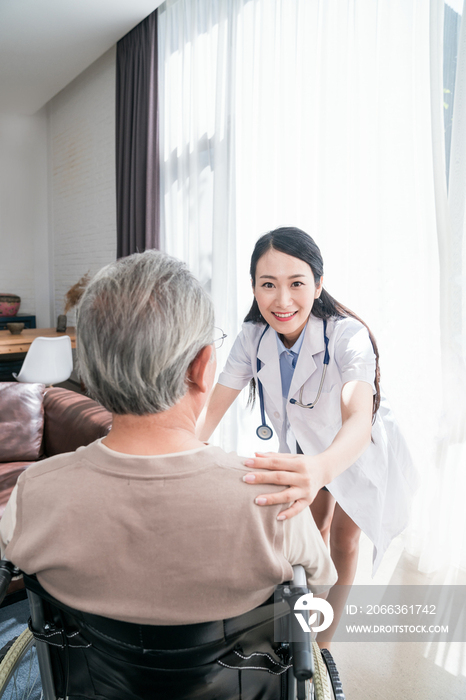 年轻的女医生在给老人做康复