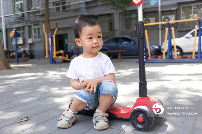 一个小男孩玩滑板车