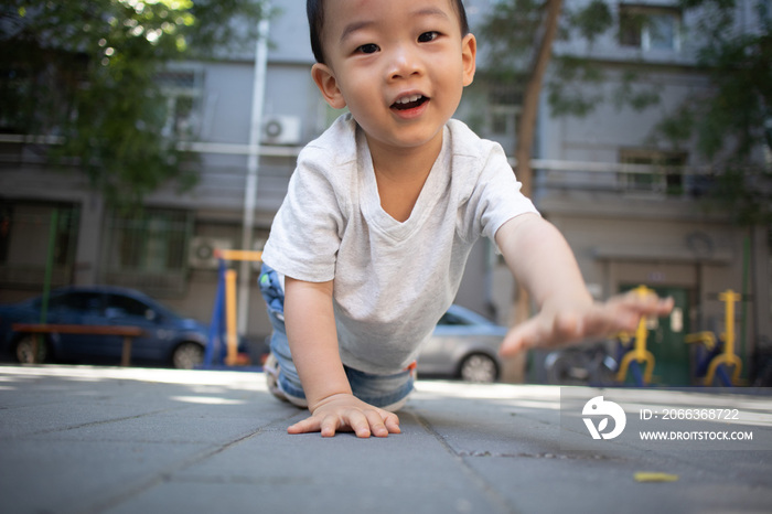 一个小男孩在地上爬