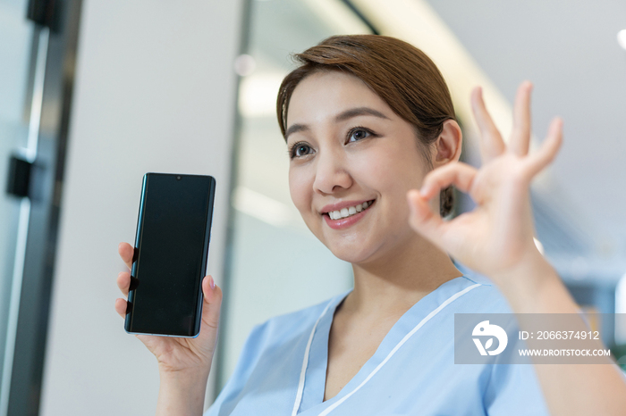 年轻女护士展示手机