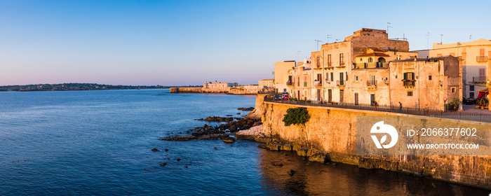 Panoramic photo of Ortigia Old City at sunrise, with Ortigia Castle (Castello Maniace, Castle Maniace) in the background, Syracuse (Siracusa), UNESCO World Heritage Site, Sicily, Italy, Europe