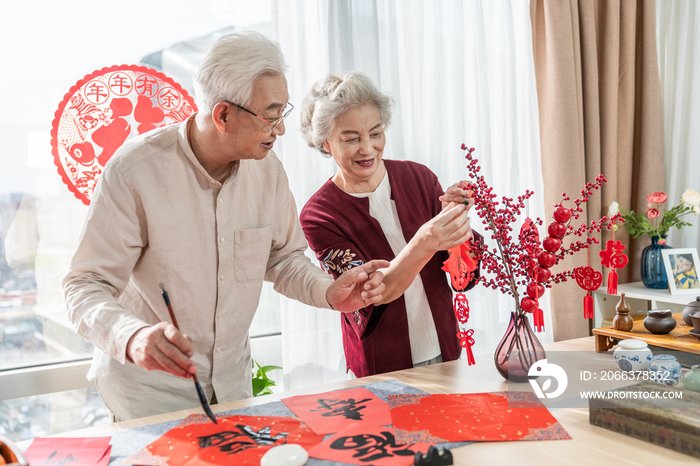 快乐的老年夫妻在家写毛笔字