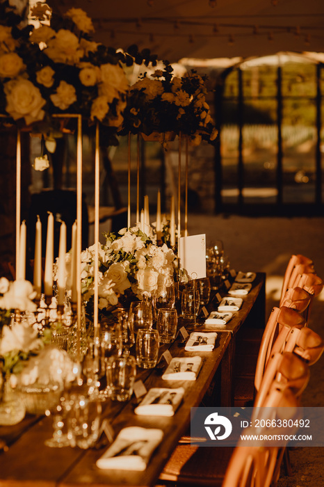 Table de réception de mariage au coucher de soleil