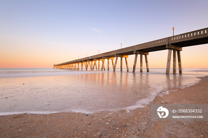 Jennette’s Pier after sunset, Nags Head North Carolina. Originally built in 1939, Jennette’s is the oldest fishing pier on the Outer Banks, NC USA