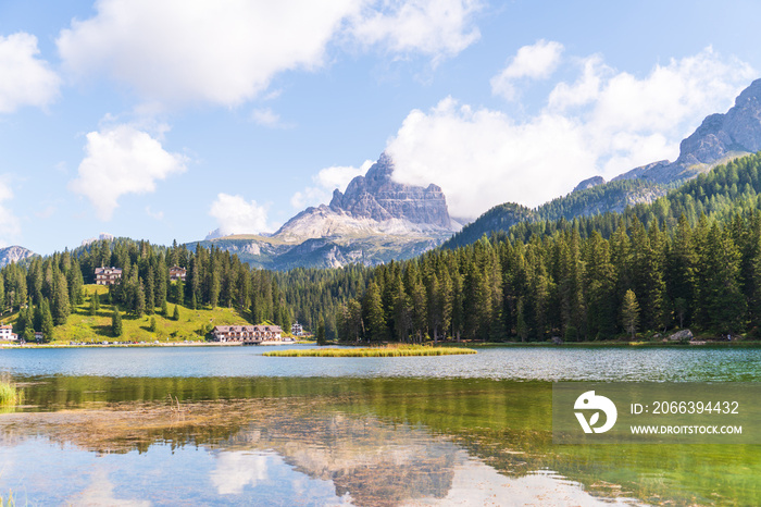 Paisaje en los alpes italianos, los dolomitas.