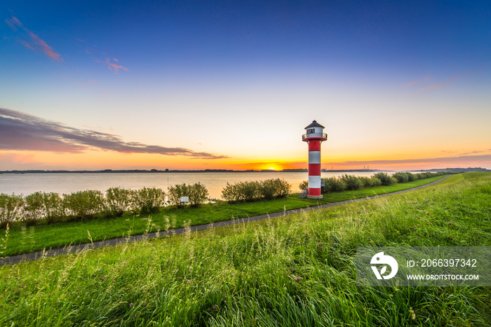 Leuchtturm an der Elbe