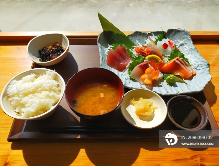 和歌山県の道の駅すさみの和食食堂で提供される新鮮なお造り定食（コピースペースあり）