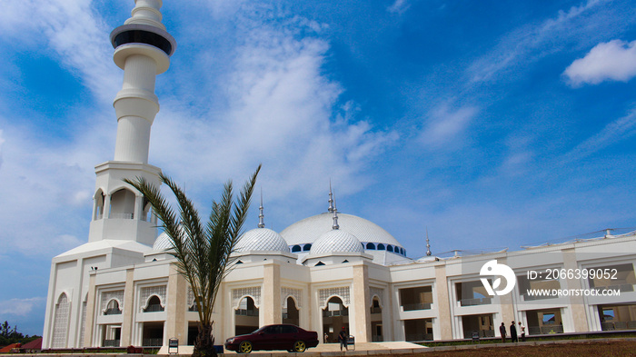 Sultan Mahmud Riayat Syah Mosque, Batam which is very beautiful and magnificent